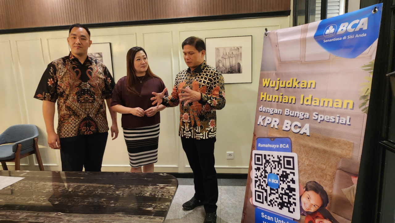 Dari kiri, Assistant VP Credit Consumer Loan BCA Andryan Liputra, VP Credit Consumer Loan BCA Meliani Tjondro dan Senior VP Credit Consumer Loan BCA Handy Weriko. Foto : Peni Widarti