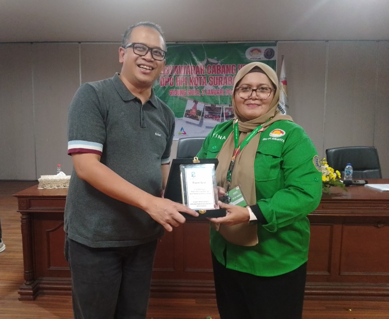 Musyawarah DPC HPI Surabaya menetapkan Agustina Sutiarini sebagai ketua periode  2025–2030 sedang berpose bersama Herlambang dari Disbudpora Surabaya ( Foto : istimewa )