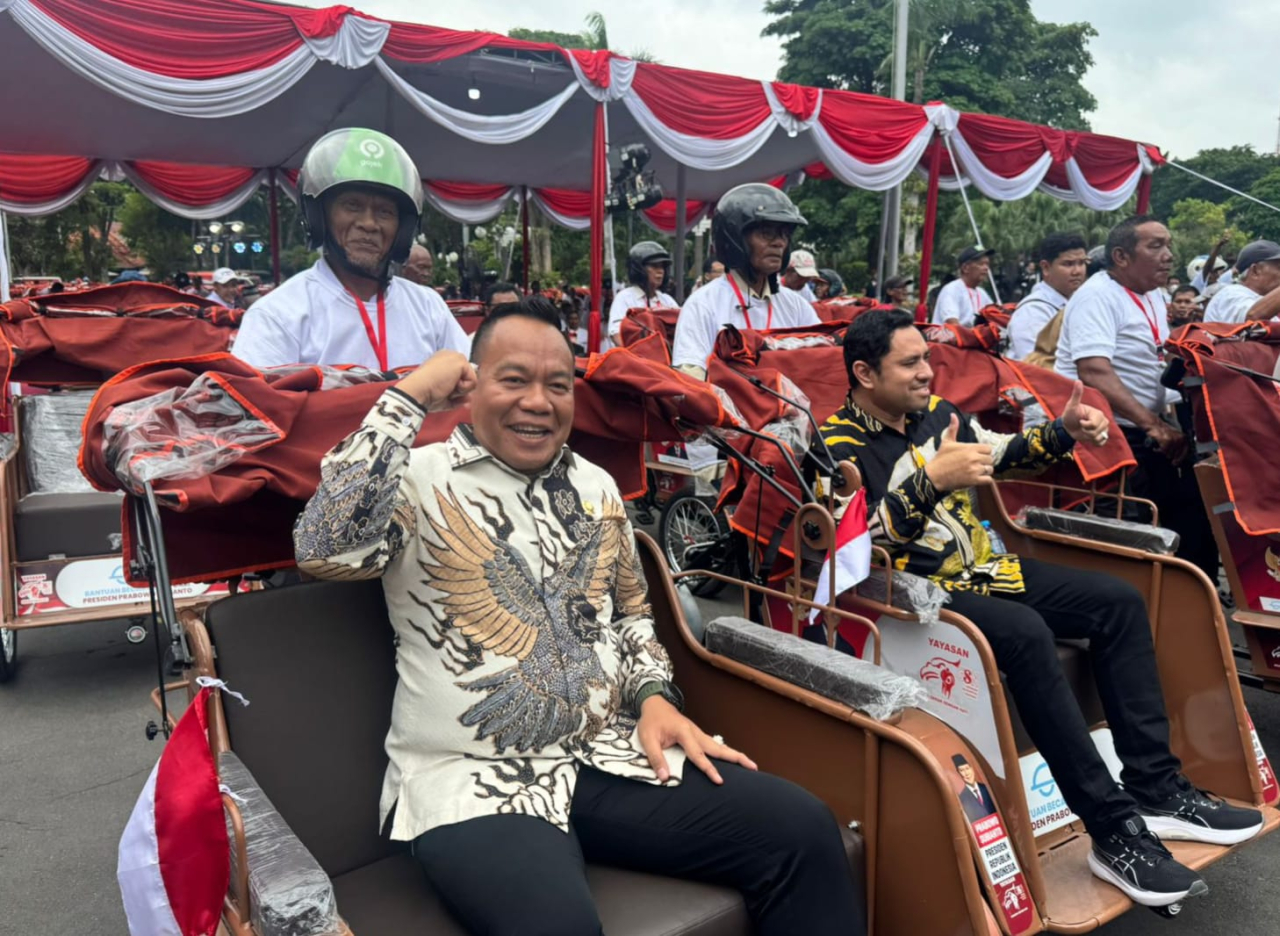 Sebanyak lensia berprofesi tukang becak mendapatkan bantuan 200 becak listrik dari presiden RI ( Foto : istimewa )