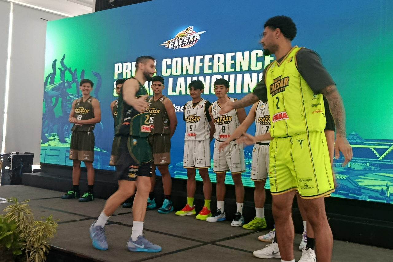 Dua pemain asing Pacific Caesar Surabaya, Dino Butorac (kiri) dan AJ Bramah berjabat tangan di sela perkenalan tim. (Foto: Rochman Arief/jatimkini.com)