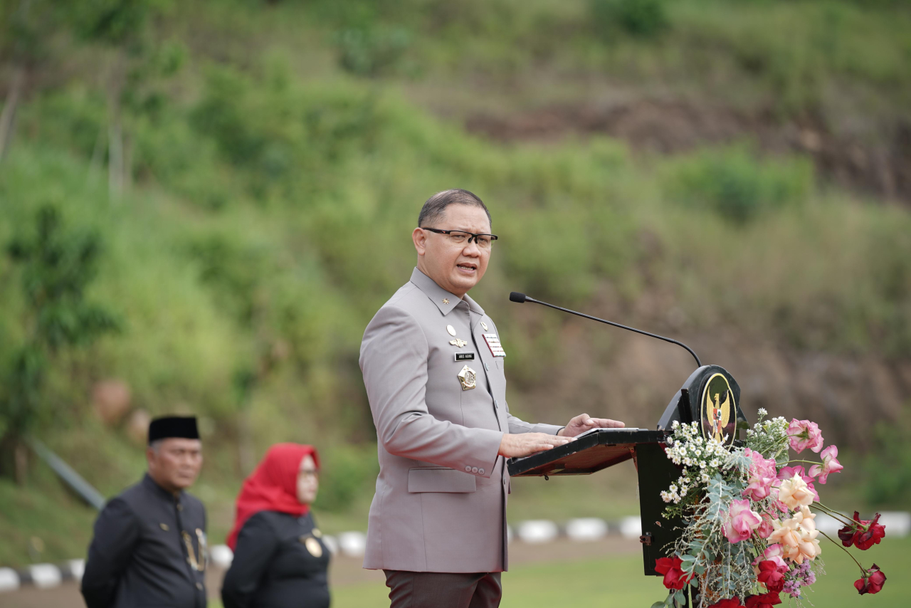 Kepala Dinas Pendidikan Jatim, Aries Agung Paewai, meminta pada pimpinan baru kepala SMAN 5 Taruna Brawijaya Jawa Timur untuk kuatkan komitmen pendidikan berkarakter ( Foto : Istimewa )