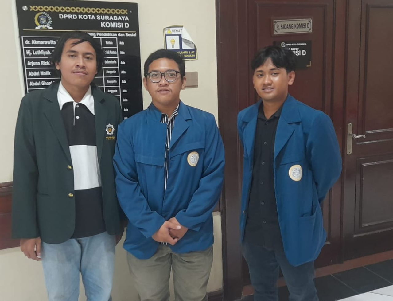 Sejumlah mahasiswa  penerima Bantuan Beasiswa Pemuda Tangguh, menyampaikan kekecewaannya terkait penundaan jadwal hearing bersama Komisi D DPRD Surabaya  ( Foto : Istimewa )