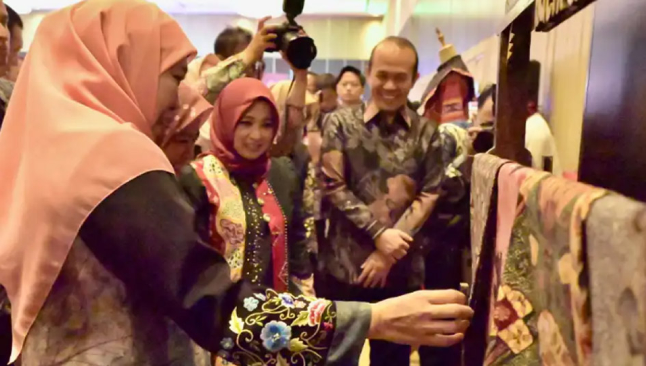 Direktur Utama Bank UMKM Jawa Timur, Irwan Eka Wijaya Arsyad saat mendampingi Gubernur Jatim Khofifah meninjau stand UMKM Batik Madura di Misi Dagang di Semarang, Kamis (29/1/2026).
