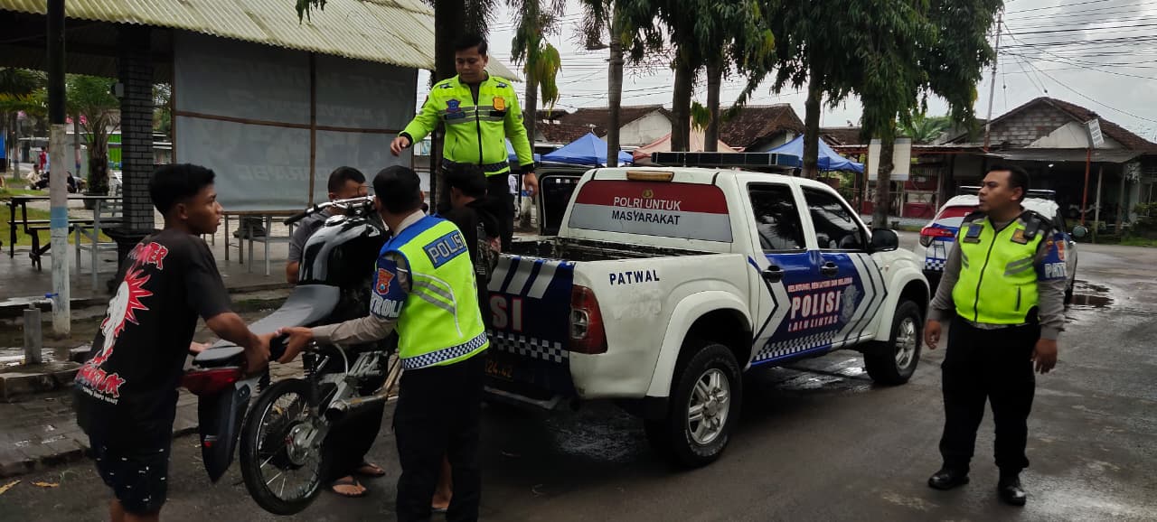 Kendaraan roda dua yang tidak sesuai dengan Spesifikasi Tehknik (Skeptek) diamankan petugas lalu lintas Polres Jember . (Foto : Dok. Humas Polda Jatim)