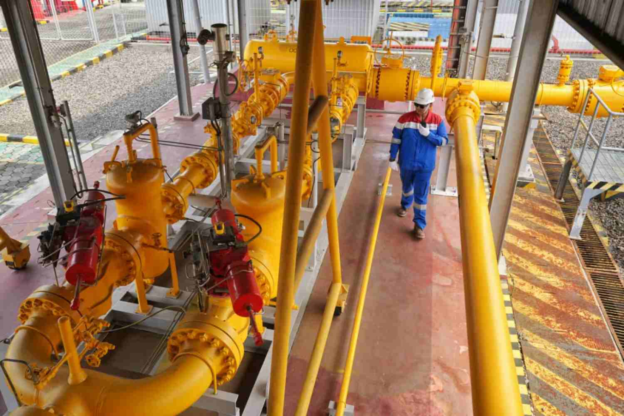 Ilustrasi. Petugas operasional penyaluran gas bumi PGN. Foto : PGN