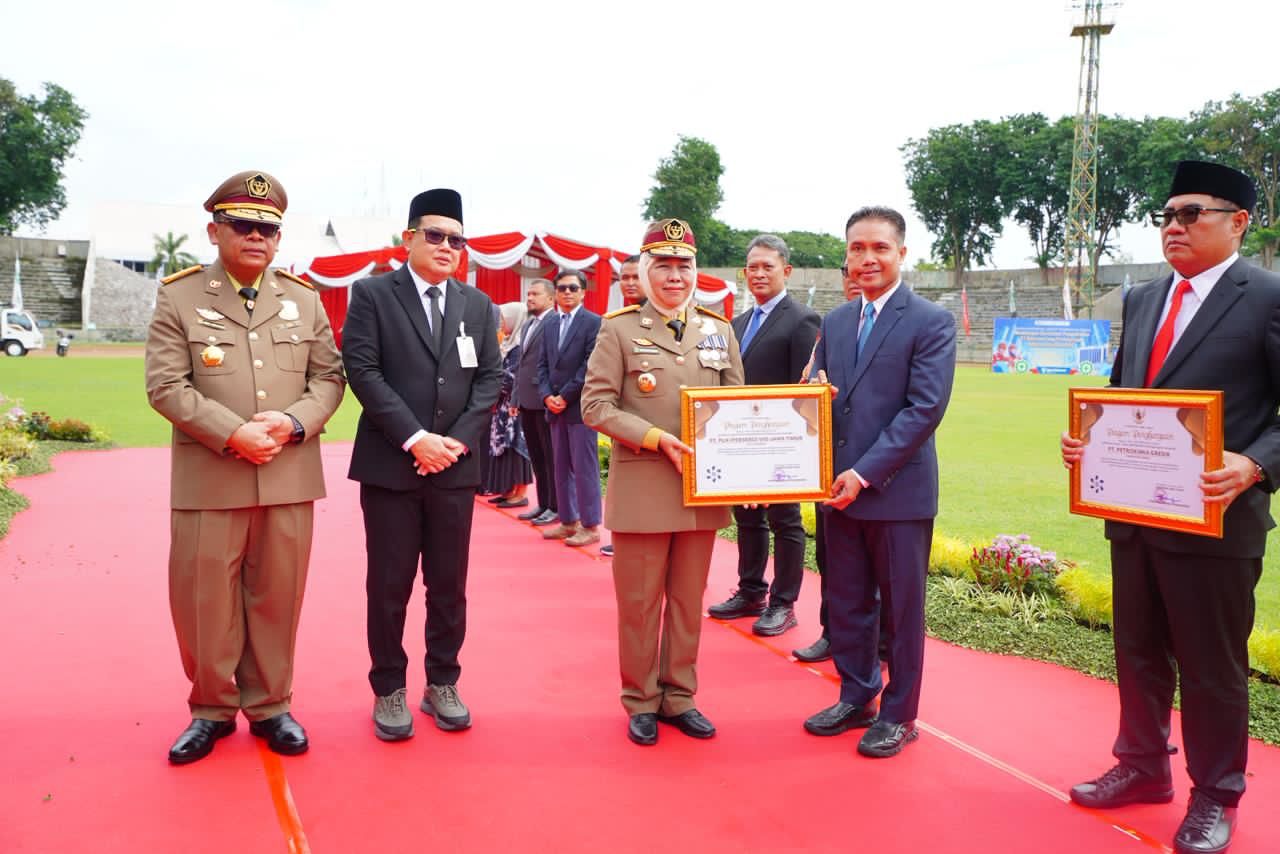 PLN UID Jawa Timur menerima Penghargaan SMK3 dan Zero Accident pada Apel Bulan K3 Nasional 2026 di Gresik.