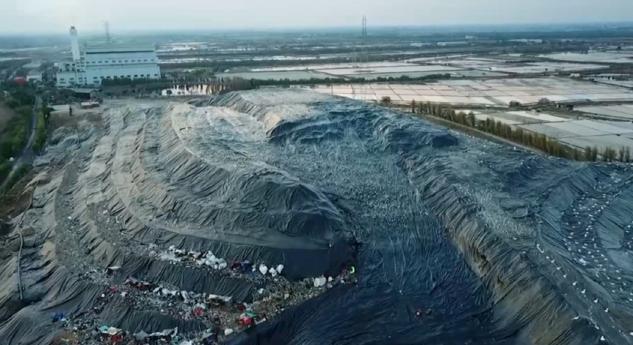 Sampah di PLTSa Benowo ditutup plastik (geomembran) sebagai bagian dari metode sanitary landfill untuk menampung gas metana.