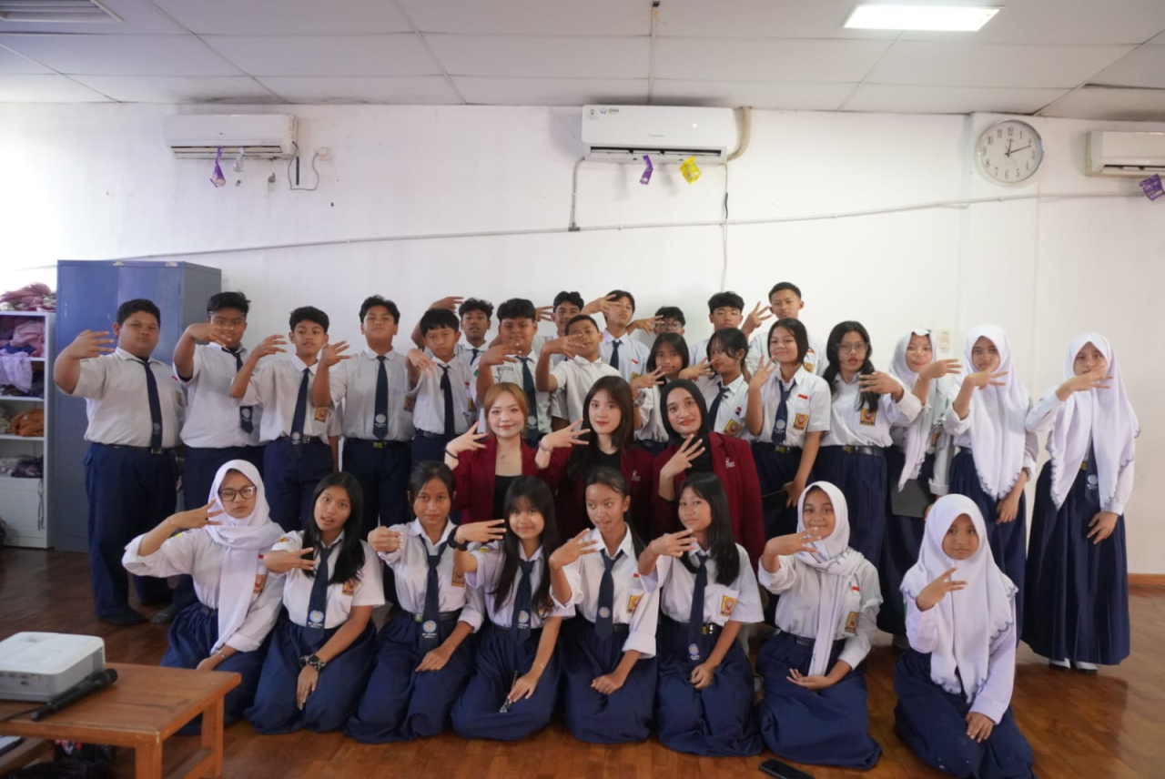Para siswa School Unesa 3, Surabaya yang menjadi peserta dalam  kegiatan sosialisasi bertajuk “Bijak dan Beretika di Dunia Digital”  ( Foto : Istimewa )