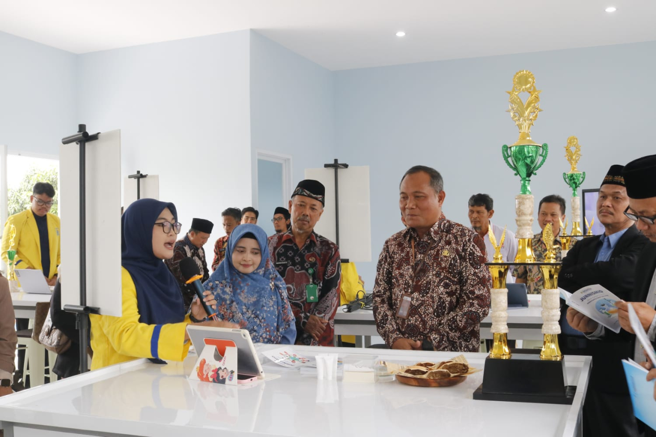 Tim Creative Research 10 (CR-10) Smamio menjelaskan pada tamu undangan peresmian tentang produk research yang sudah menang dalam berbagai lomba ( Foto : Istimewa )