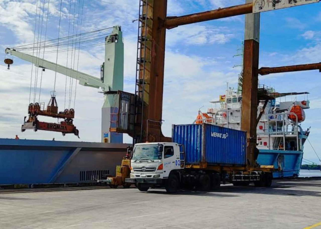 Aktivitas bongkar petikemas di TPK Bagendang. Foto : Pelindo