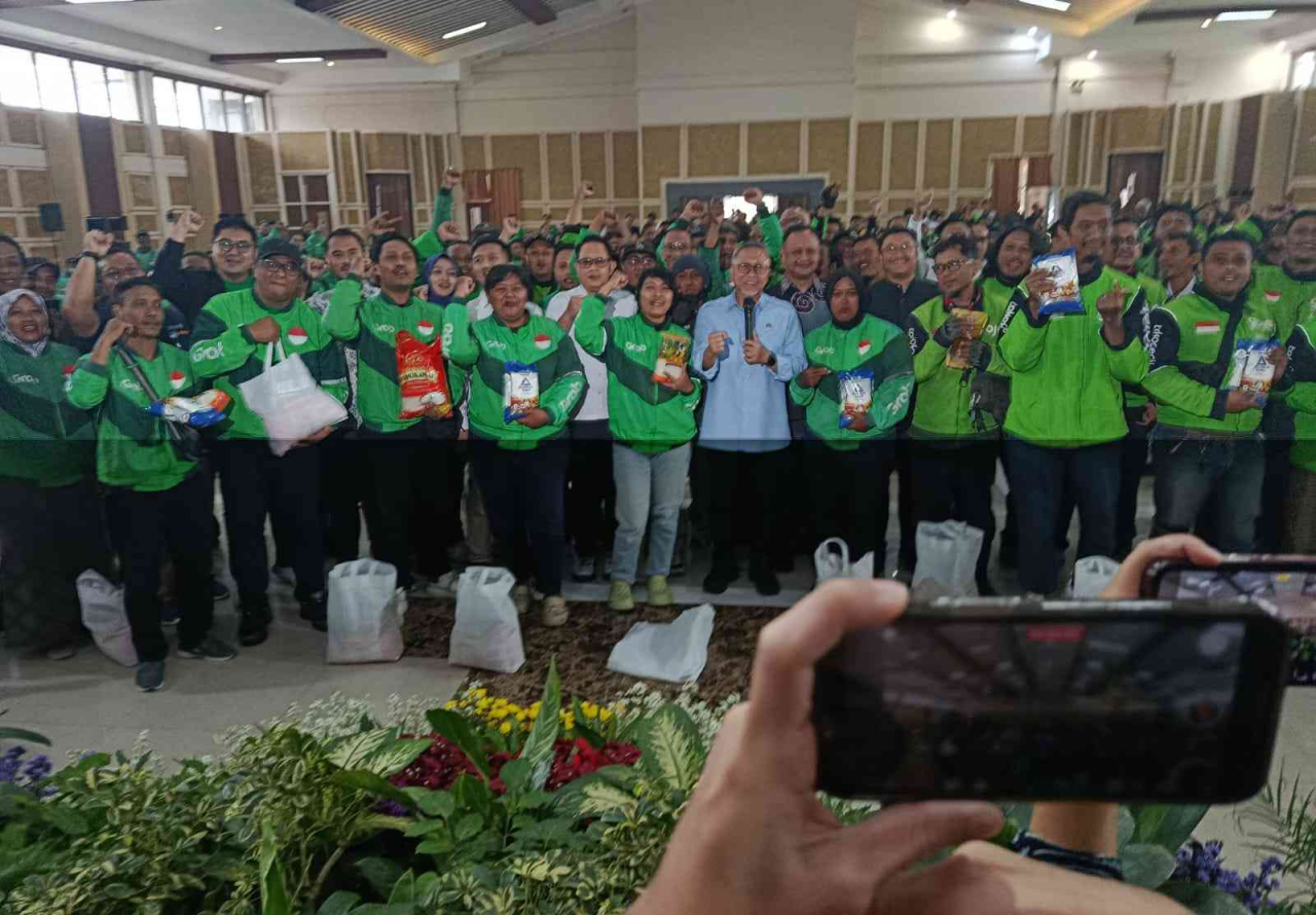 Menko Pangan, Zulkifli Hasan mengingatkan pmerintah untuk mengontrol harga pangan di sela pemberian bingkisan kepada driver online. (Foto: Rochman Arief/jatimkini.com)