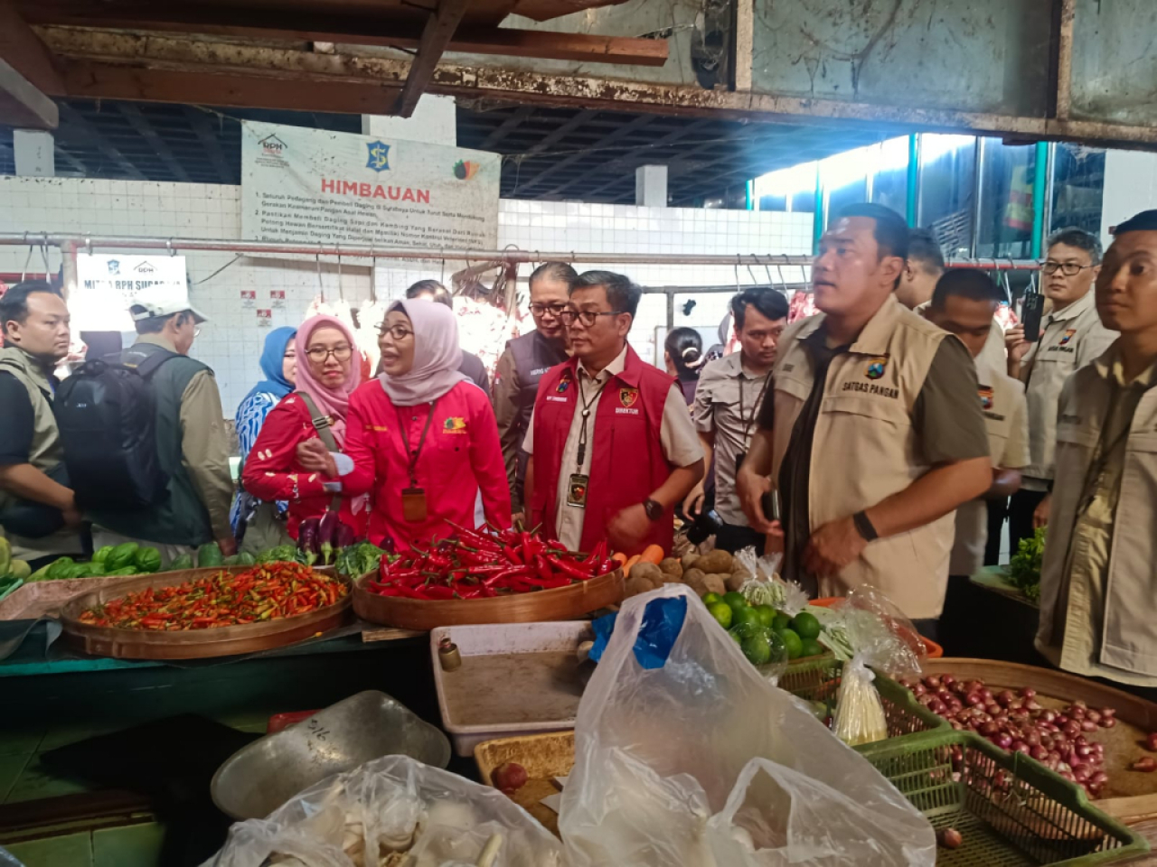 Satgas Pangan Polda Jatim saat melakukan sidak di Pasar Pucang Anom Surabaya. Foto : Humas Polda Jatim