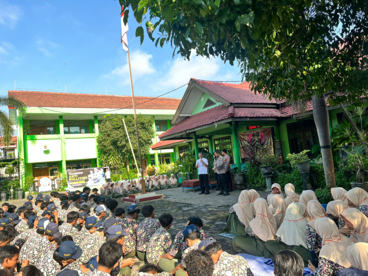 Polres Probolinggo Kota menggelar edukasi tentang bullying terhadap anak-anak di sekolah SMPN 4 Kota Probolinggo. Foto : Polda Jatim