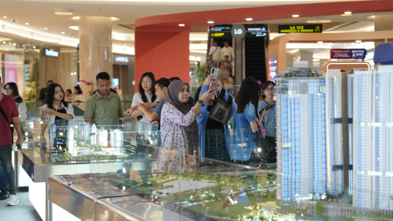 Pengunjung Pakuwon Mall Surabaya melihat arena pameran properti Pakuwon Group. Foto : Pakuwon