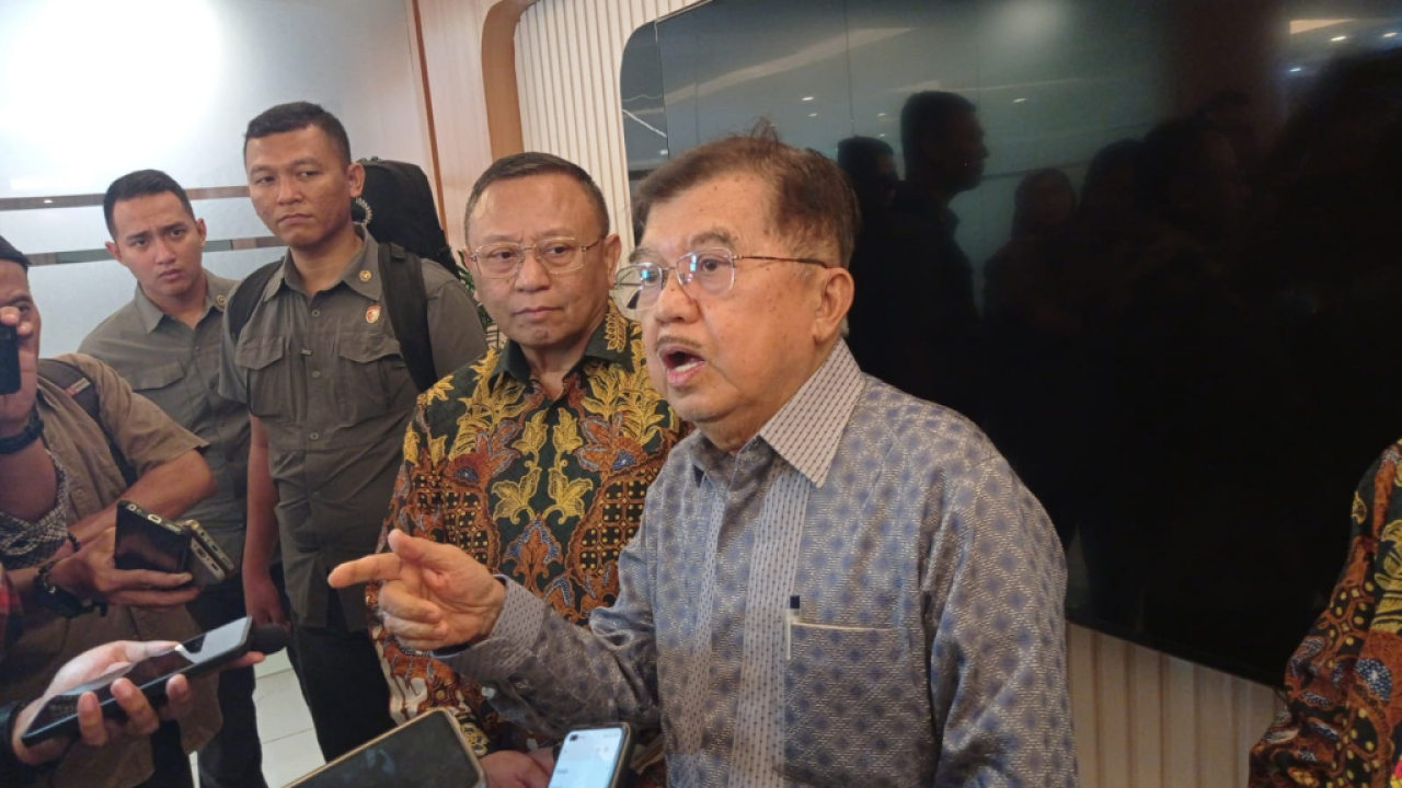 Dr (HC) Drs H Muhammad Jusuf Kalla (kanan) usai menjadi pembicara di Forum strategis pimpinan dan anggota senat akademik Perguruan Tinggi Negeri Badan Hukum (PTNBH) di Unair. Foto : Hamida Soetadji