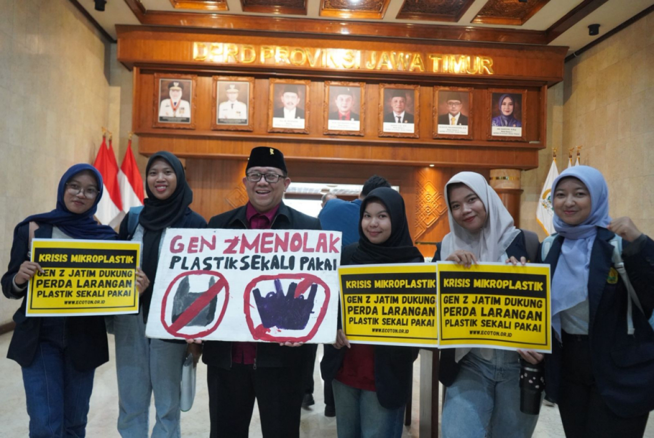 Jaringan Gen Z desak pembentukan perda pembatasan plastik sekali pakai.  Foto : Ecoton