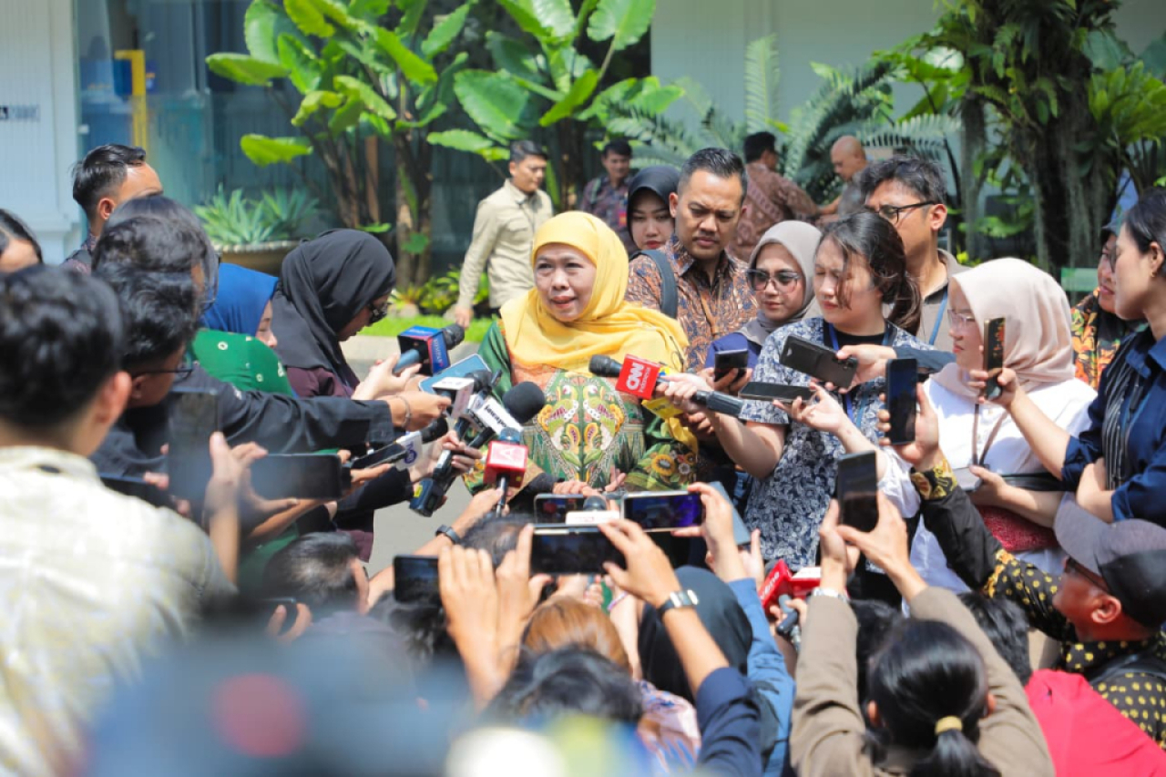 Ilustrasi. Gubernur Jatim Khofifah Indar Parawansa saat diwawancarai wartawan. Foto : Pemprov Jatim