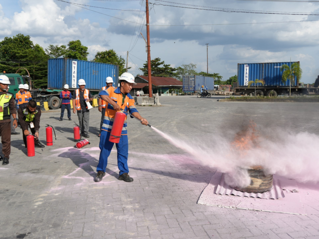 Simulasi pemadaman kebakaran di TPK Perawang. Foto : Pelindo