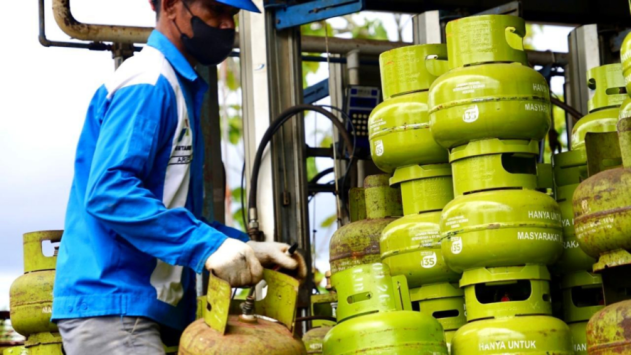 Ilustrasi petugas pengisian gas LPG 3kg. Foto : Pertamina