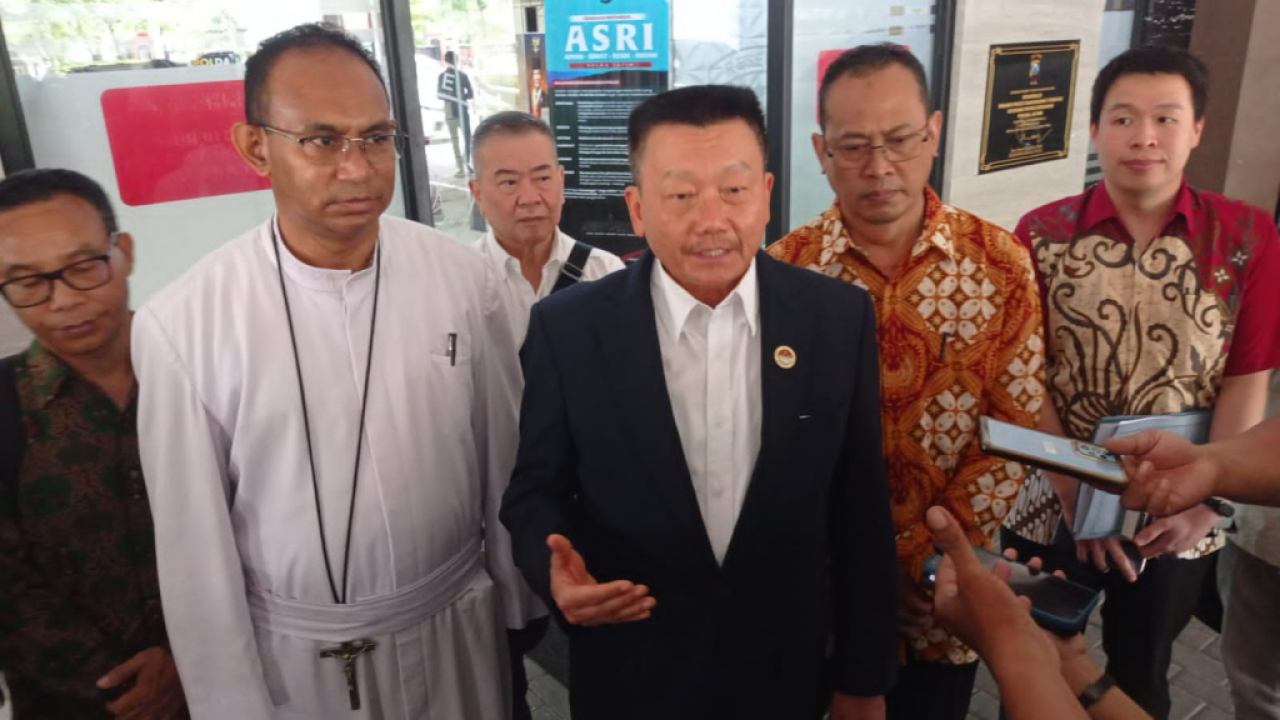 Caption : Tjandra Sridjaja Pradjonggo Ketua Tim Advokasi SMK Frateran menghadiri gelar perkara khusus di Mapolda Jatim, Kamis (19/2/2026). Foto : Hamida Soetadji