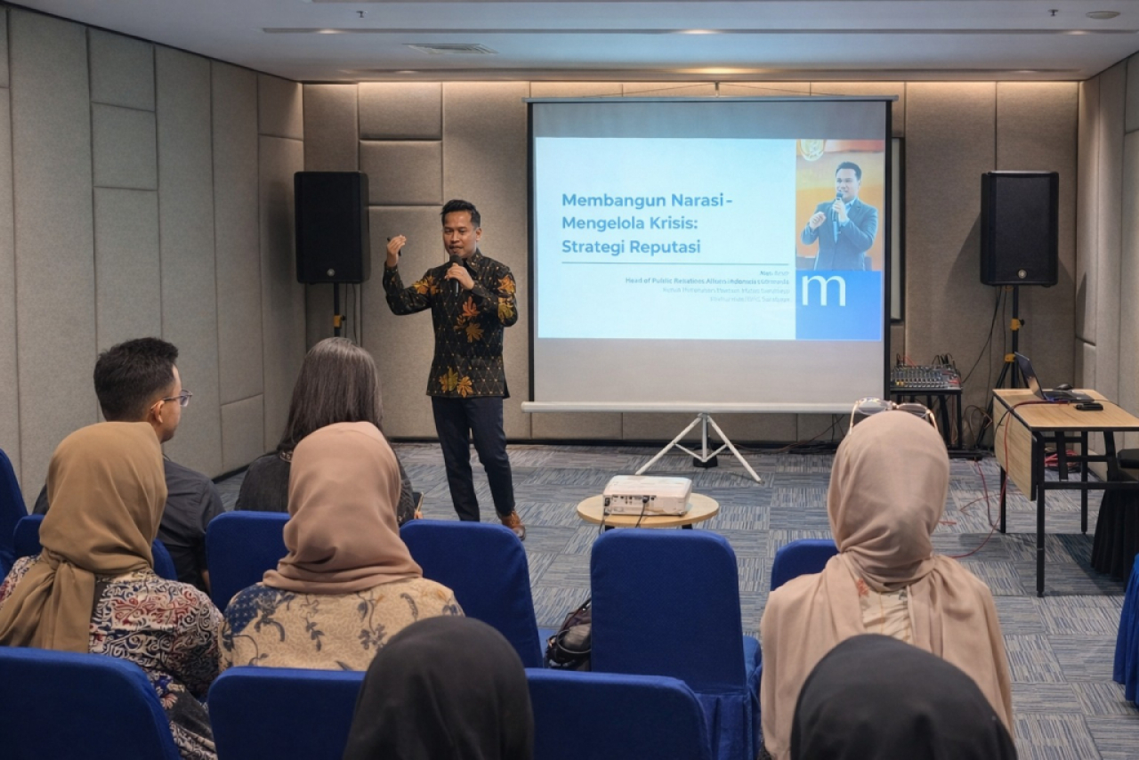 Kus Andi, Corporate PR Midtown Hotels Indonesia memaparkan penanganan krisis komunikasi di industri perhotelan. Foto : Hamida Soetadji