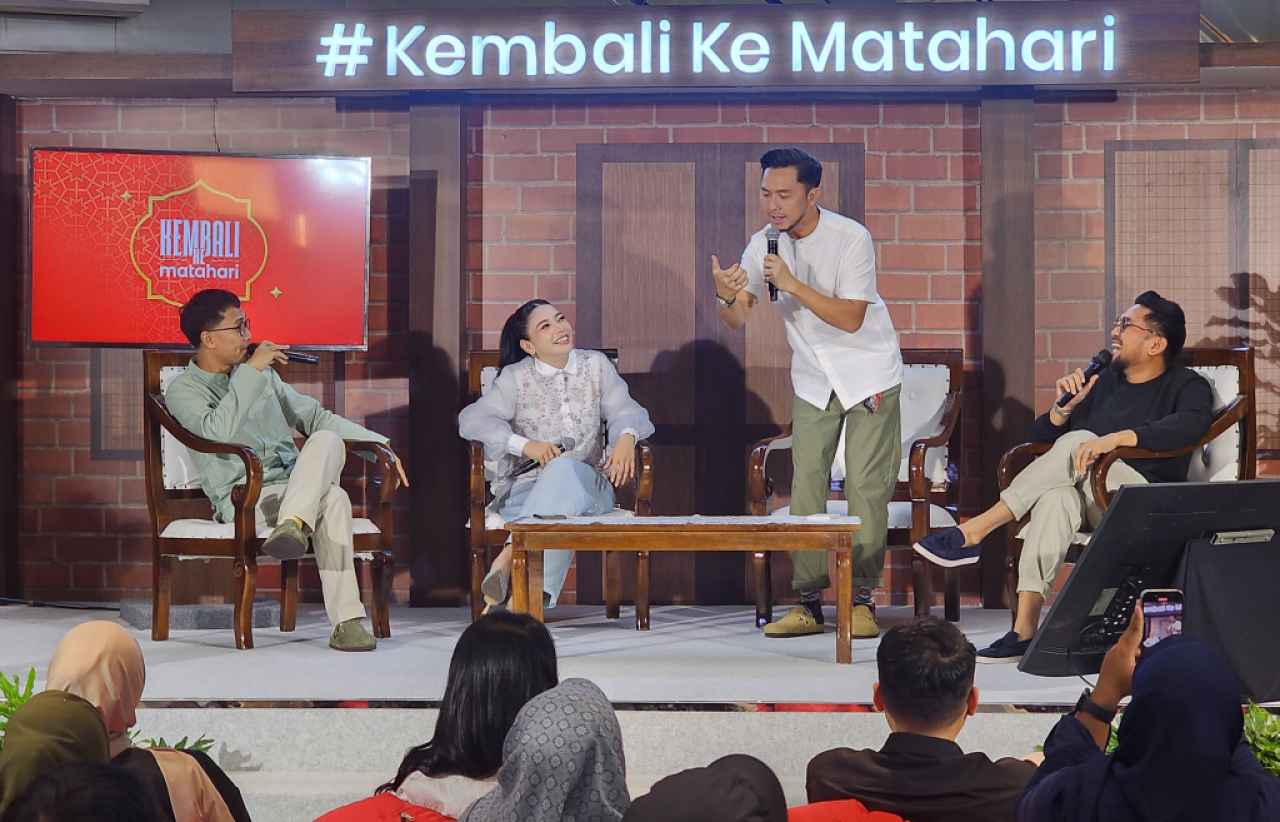 Hesti Purwadinata dan Ananda Omesh tampil dalam live podcast mengkampanyekan "Kembali ke Matahari" di TP Surabaya. Foto : Peni Widarti