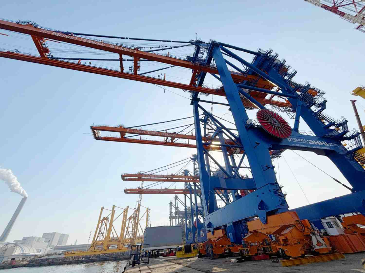 Sejumlah alat angkat bongkar muat peti kemas di quay container crane milik PT Pelindo Terminal Petikemas tengah dalam proses produksi. Foto : Pelindo