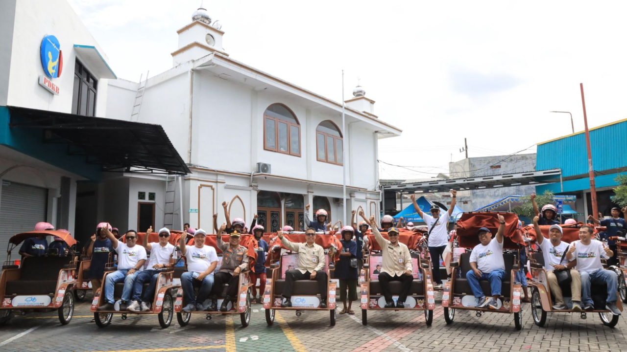 PT PLN (Persero) Unit Induk Distribusi (UID) Jawa Timur meresmikan SPKLU R2 dengan menyelenggarakan konvoi becak listrik pertama di Kabupaten Jember.