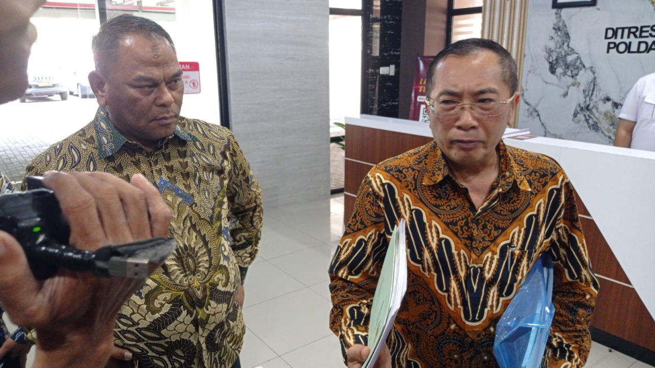 Muzzayin kuasa hukum membawa tiga sertifikat sebagai bukti bahwa surat tanah tersebut masih ada di kliennya. ( Foto : Hamida Soetadji / Jatimkini.com )