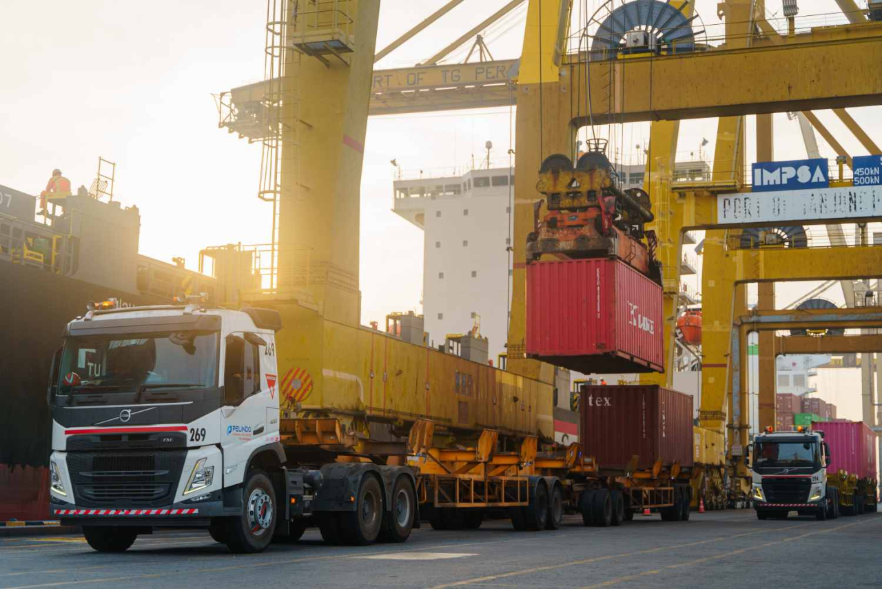 Ilustrasi kegiatan haulage di Terminal Petikemas Surabaya. Foto : Pelindo