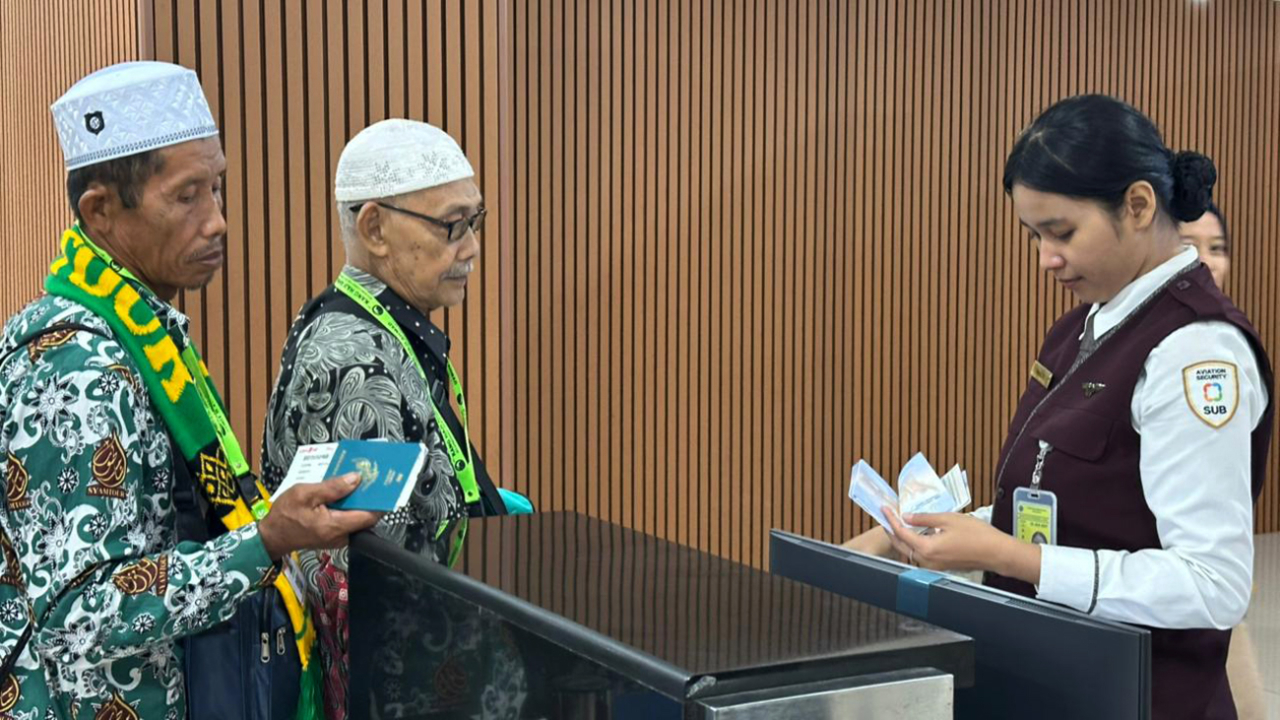 Jemaah haji saat check in di Bandara Internasional Juanda.