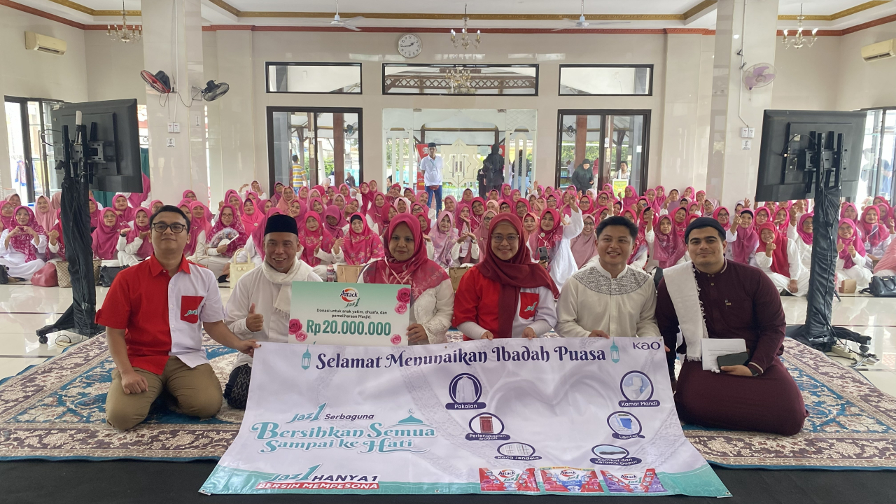 Kao Indonesia saat memberikan donasi untuk Masjid Jami Baitul Mu’min, Kota Bekasi, Jawa Barat bertepatan bulan Ramadan ( Foto : Dok. Kao Indonesia )