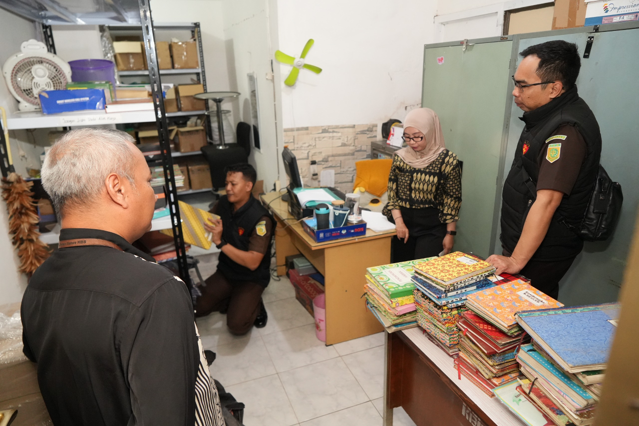 Caption : Penggeledahan Tim penyidik Kejaksaan Tinggi Jatim di ruang lingkup kantor PD KBS dan ruang Direksi. (Foto : Dok. Humas Kejati Jatim)