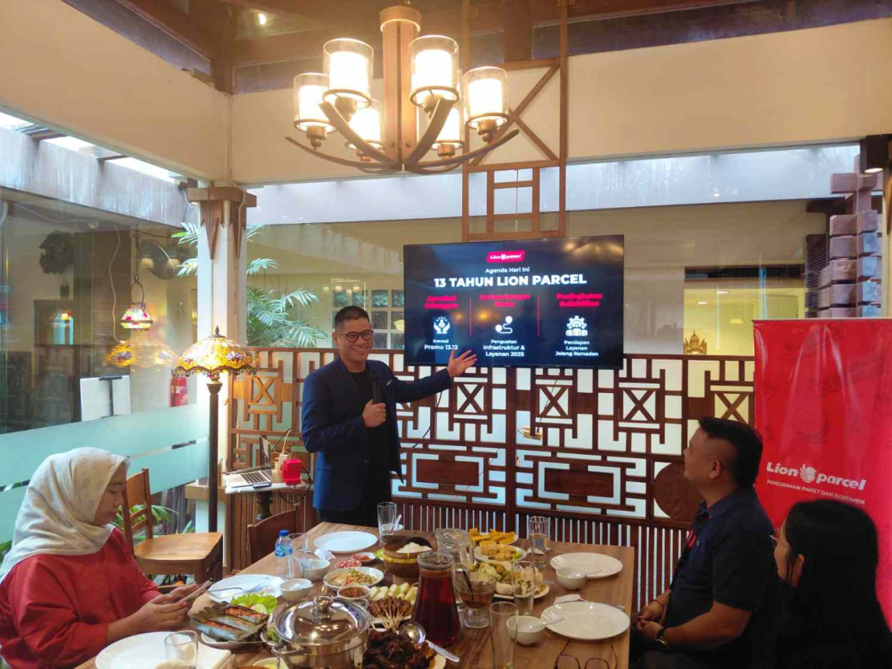 Chief Marketing Officer Lion Parcel, Kenny Kwanto dalam Media Luncheon di Surabaya, Selasa (10/2/2026). Foto : Alvian Yoananta