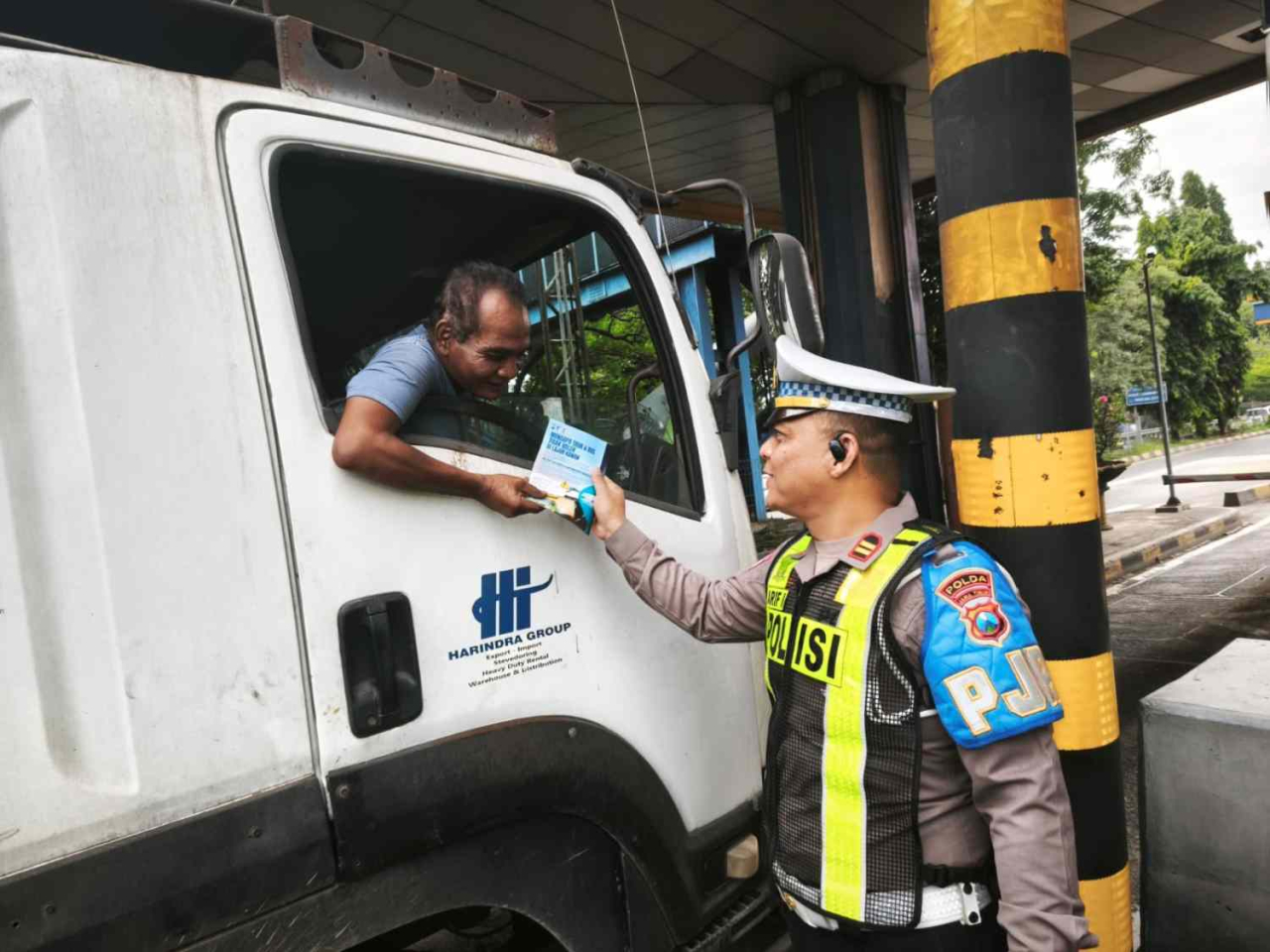 Satuan PJR Ditlantas Polda Jatim mengimbau kepada pengguna jalan tol terutama kendaraan truk dan bus untuk tetap berada di jalur kiri. Foto : Humas Polda Jatim