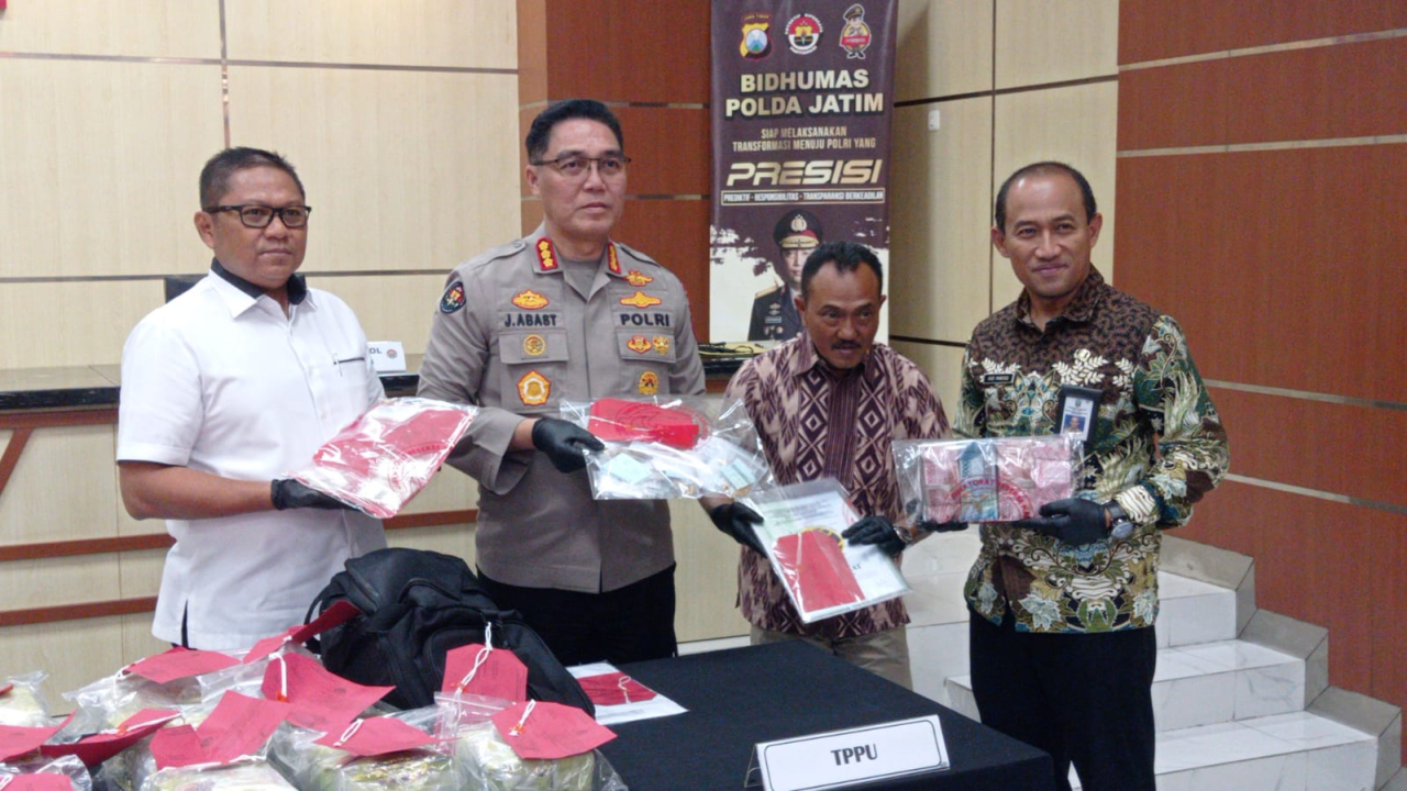 Ditresnarakoba Polda Jatim ungkap  Tindak Pidana pencucian uang dari hasil penjualan narkotika jenis sabu - sabu. (Foto : Hamida Sotedaji / Jatimkini.com )