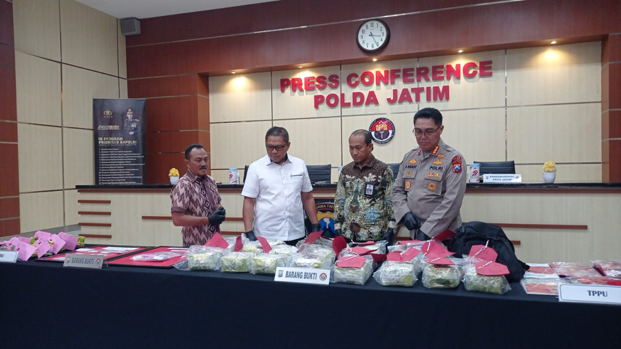 Kabid Humas Polda Jatim Kombes Pol Jules Abraham Abast didampingi M. Kurniawan Dirnarkoba Polda Jatim meninjau dua mobil barang baukti yang disita Ditnarkoba Polda Jatim. (Foto : Hamida Soetadji )
