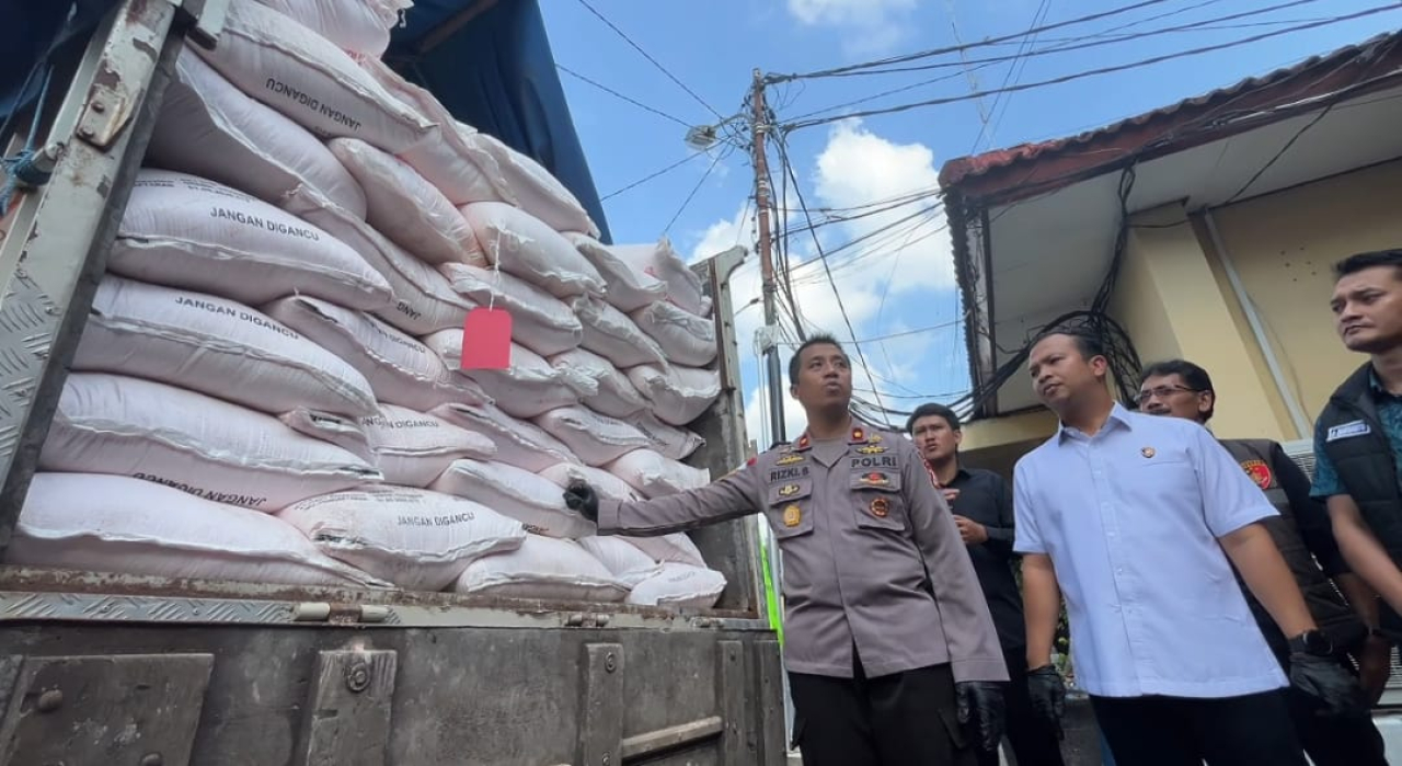 Pupuk bersubsidi tanpa dokumen berhasil diungkap Polres Ngawi, truk bernopol S 8689 JE  kini diamanan sebagai barang bukti mengangkuat barang ilegal. ( Foto : Dok. Humas Polda Jatim)