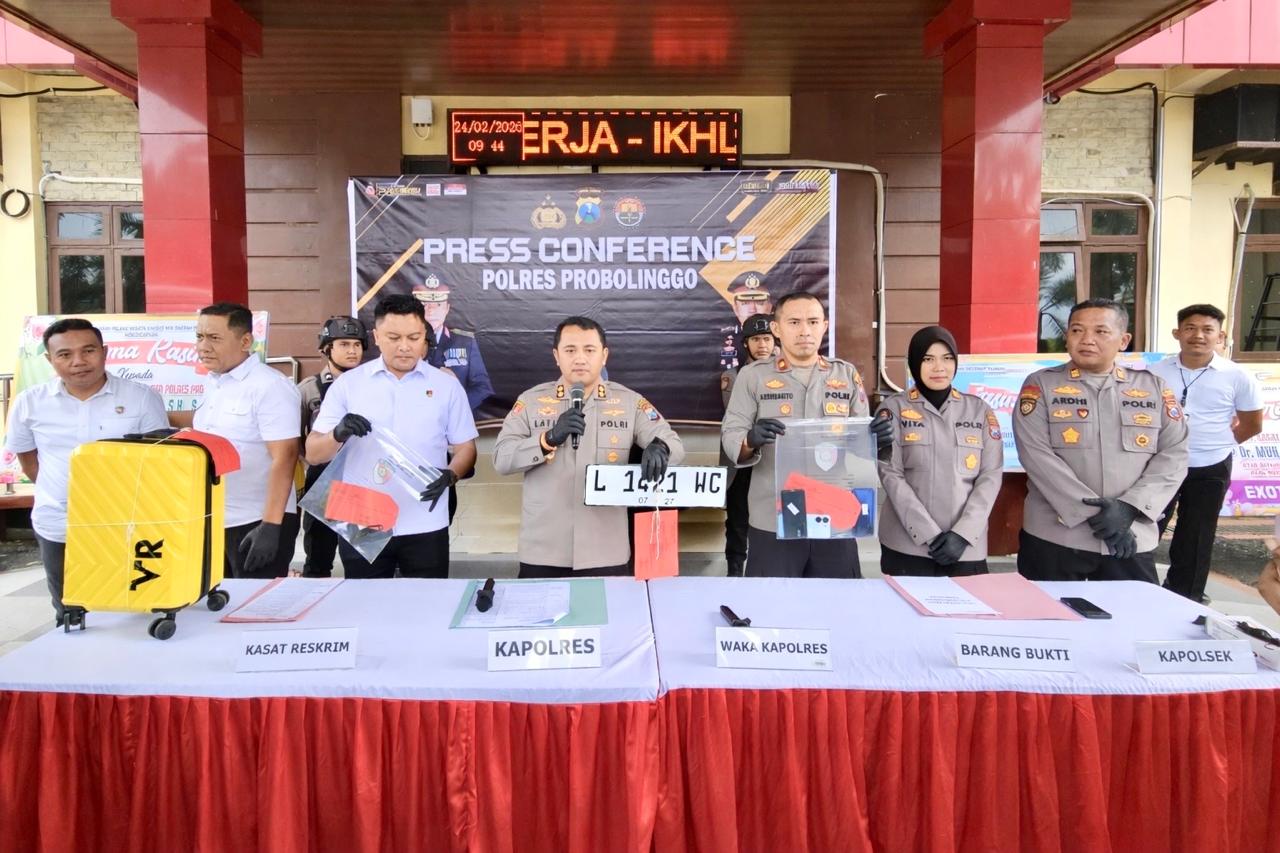 Kapolres Probolinggo, AKBP. M. Wahyudin Latif menunjukan barang bukti hasil pencurian dengan pemberatan milik wisatawan asing saat berwisata di Bromo. (Foto : Dok : Humas Polda Jatim)