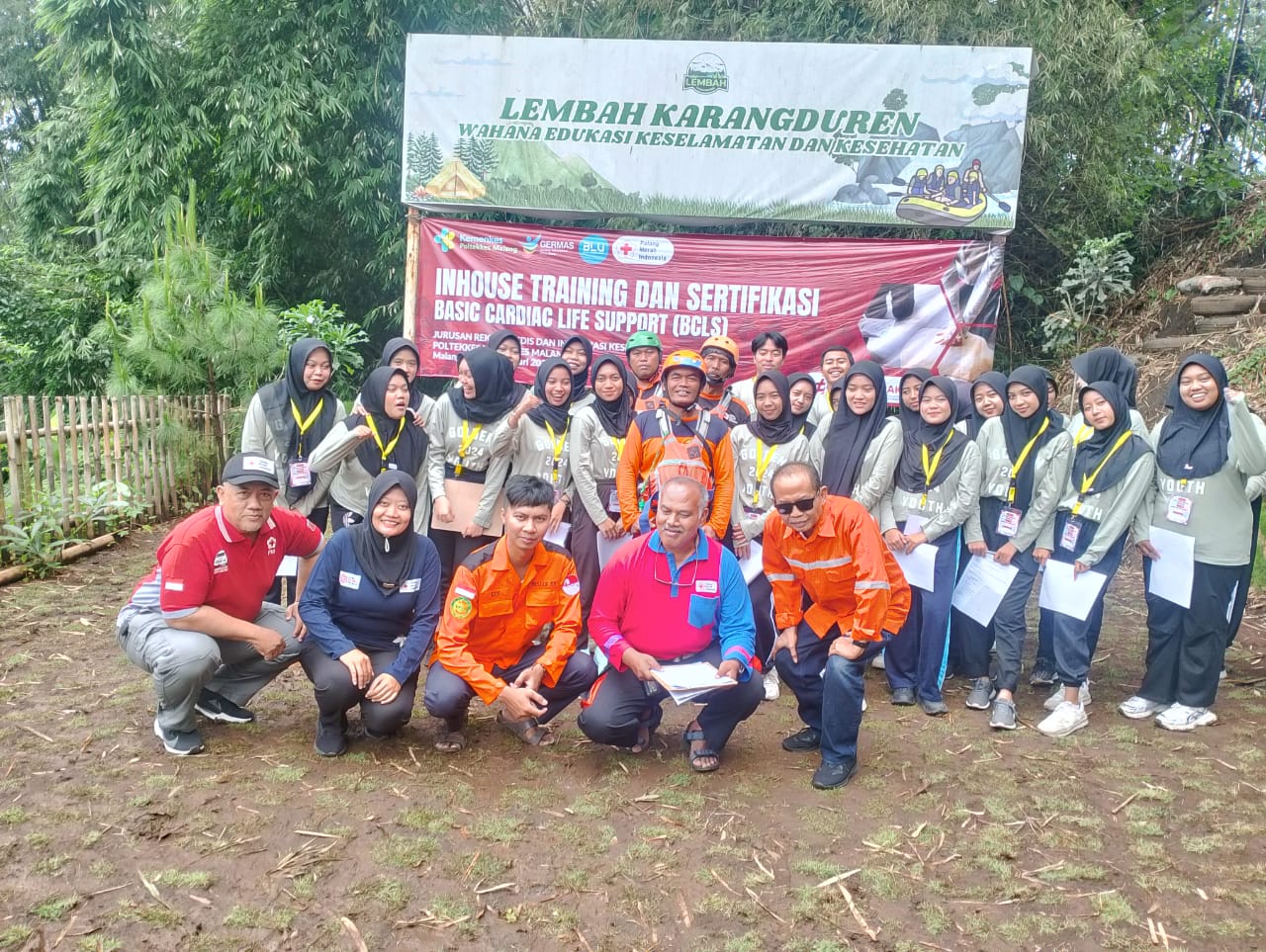 Mahasiswa Poltekkes Kemenkes Malang mengikuti pelatihan Basic Cardiac Life Support (BCLS) dan keselamatan di air. Foto: Jatimkini/ist