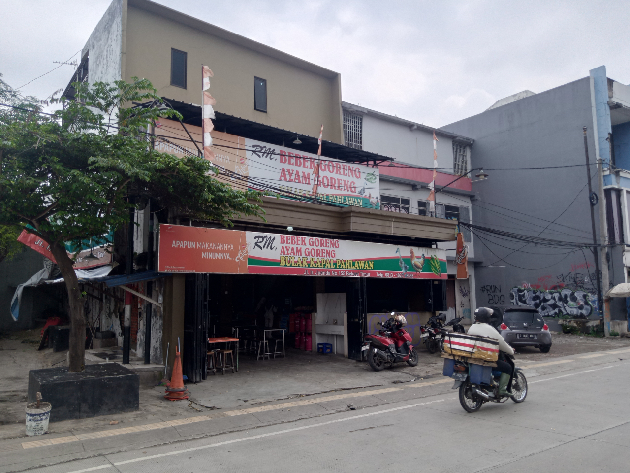 RM Bebek Goreng &  Ayam Goreng Bulak Kapal Pahlawan yang legendaris  kian diminati masyarakat ( Foto : Jatimkini.com )
