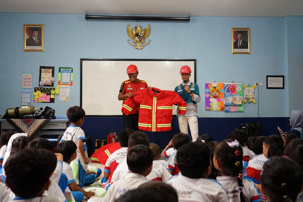 Anak-anak TK dan pelajar SD Barunawati mendapat pelatihan pemadaman kebakaran dari Pelindo Group dalam rangka Bulan K3. (Foto: PDS)