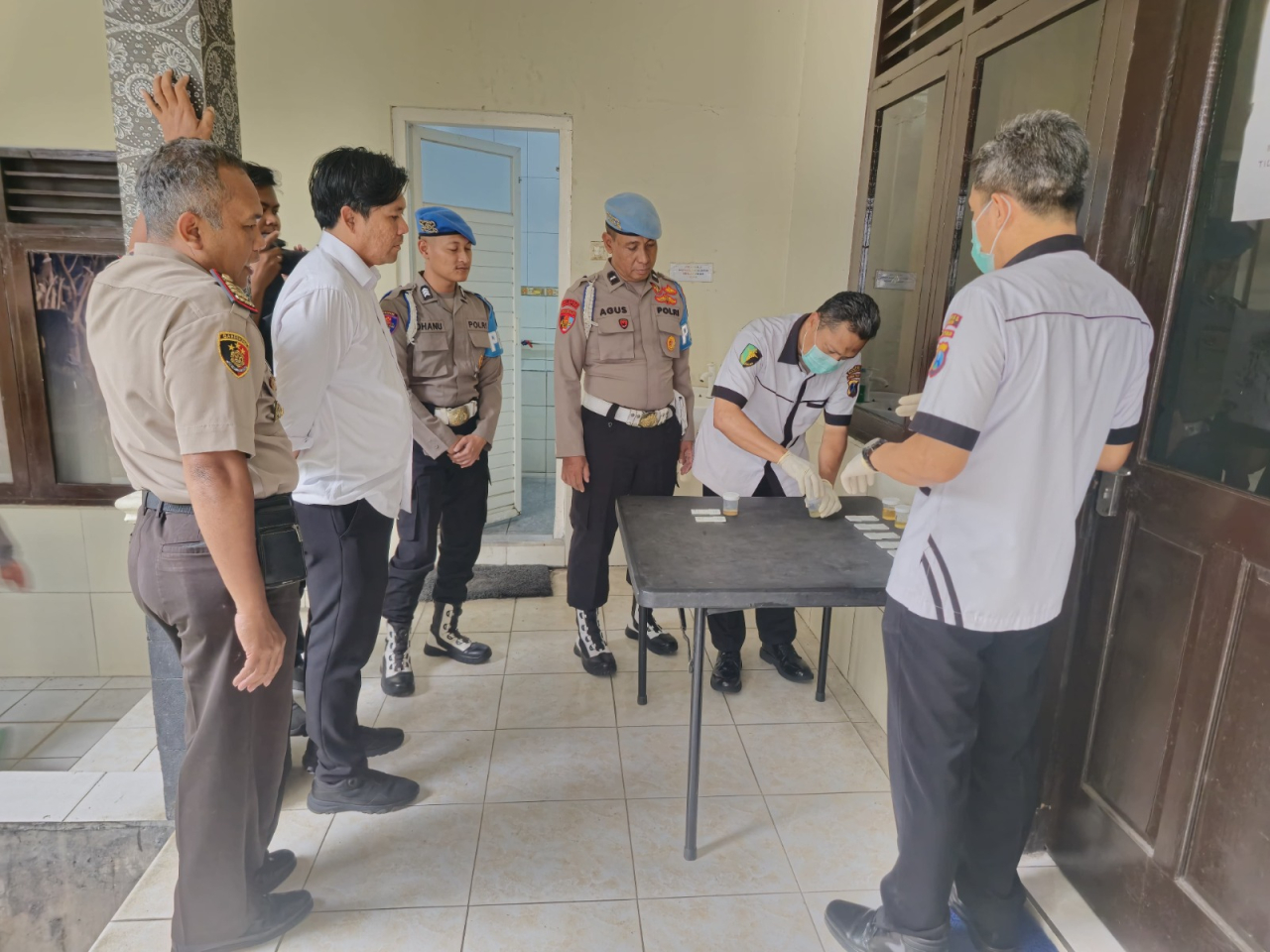 Seksi Kedokteran dan Kesehatan (Sie Dokkes) Polres Madiun Polda Jatim melakukan tes urine terhadap jajaran pejabat utama (PJU) dan para Kapolsek   ( Foto : Istimewa )