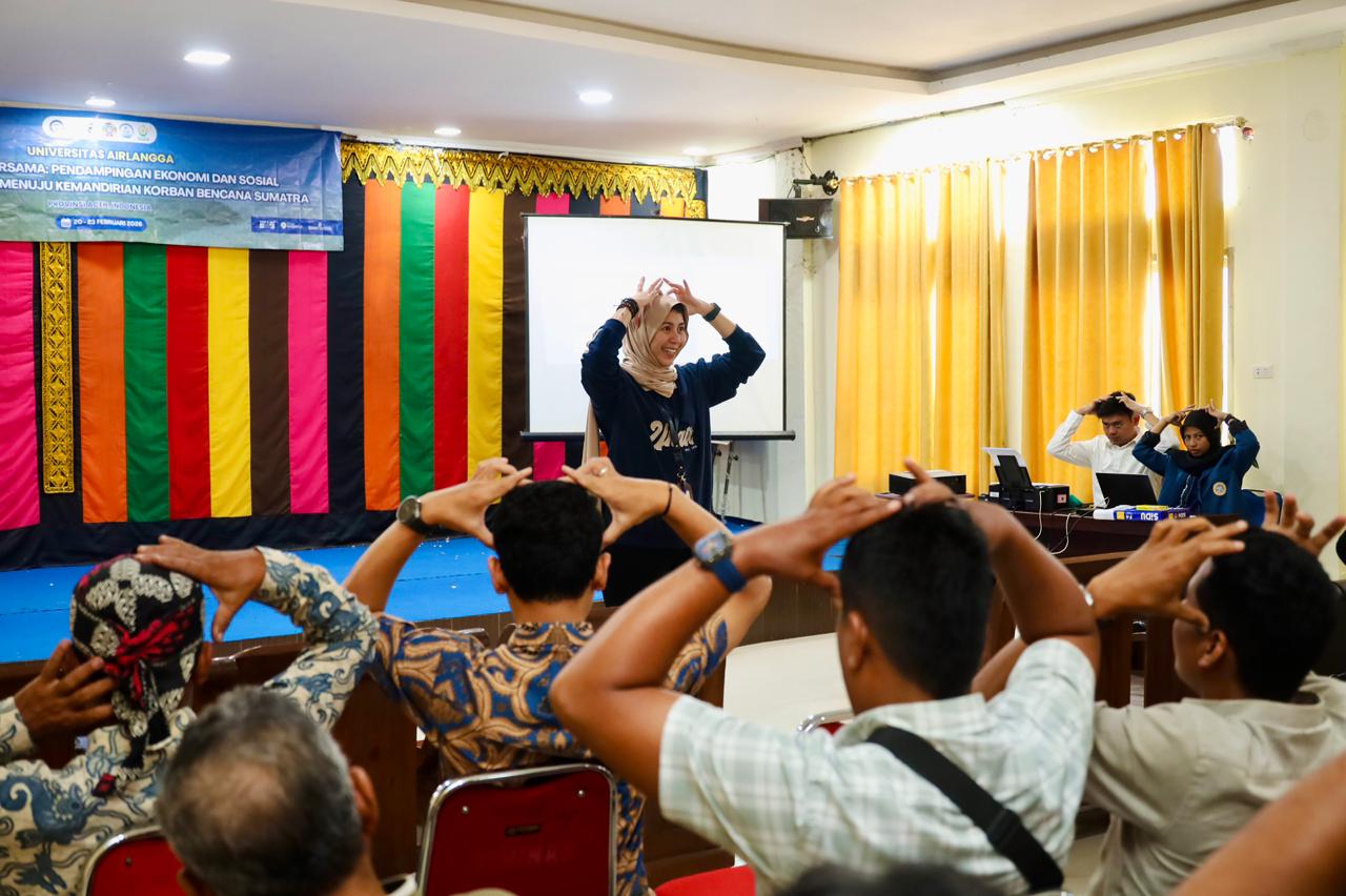 Dosen Vokasi UNAIR, Edith Frederika Puruhito SKM MSc  memberikan pendampingan traumatik  pasca bencana banjir Sumatra . ( Foto : Dok : Humas UNAIR))