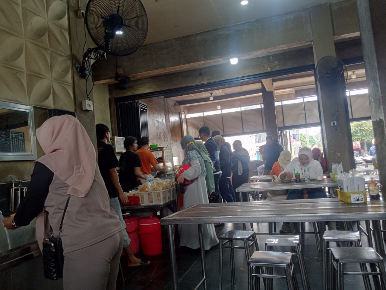 Suasana RM Bebek Goreng dan Ayam Goreng Bulak Kapal Pahlawan di Bekasi Timur ( Foto : Jatimkini.com )