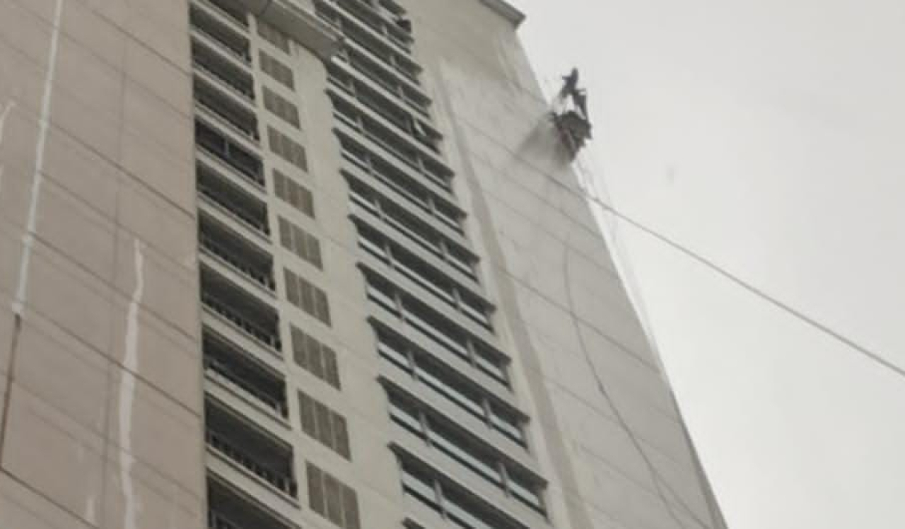 Gambar tangkapan layar kejadian kecelakaan kerja saat terjadi angin kencang di Tower D2 Waterplace Resident.