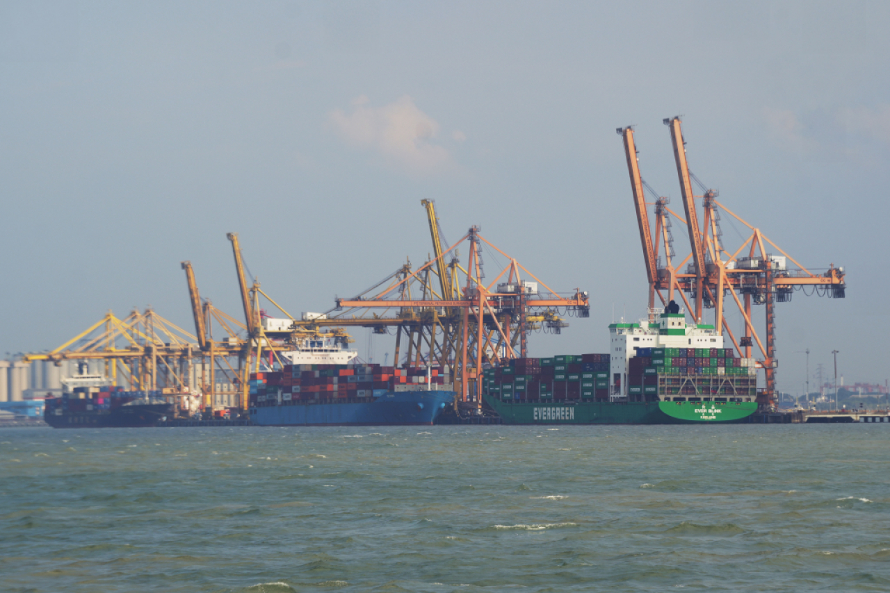 Aktivitas bongkar muat petikemas di Pelabuhan Surabaya.