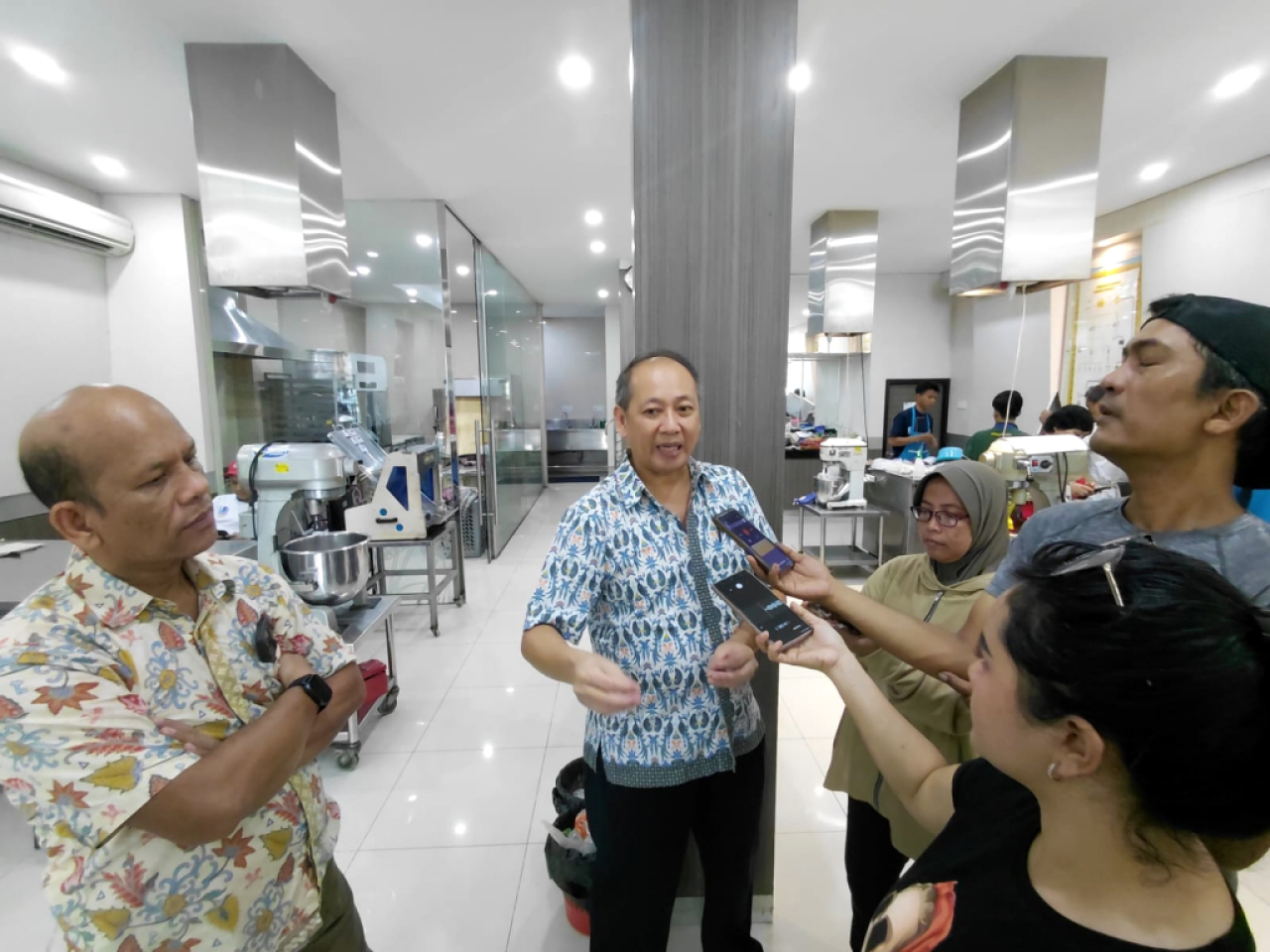 Vice President Marketing Bogasari Wilayah Indonesia Timur, Yulius Ronadi (tengah) sedang diwawancara sejumlah media di Surabaya. Foto : Alvian Yoananta
