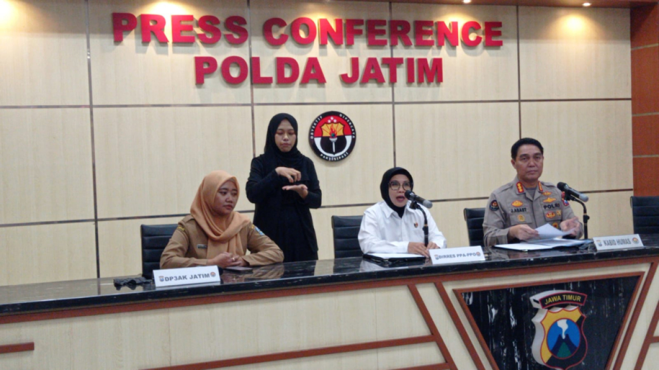 Direskrim PPA PPU Polda Jatim Kombes Pol Ganis didampingi Kabid Humas Polda Kombes Pol Julest Abraham Abast dalam konferensi pers kekerasan seksual, Senin (9/3/2026). Foto : Hamida Soetadji
