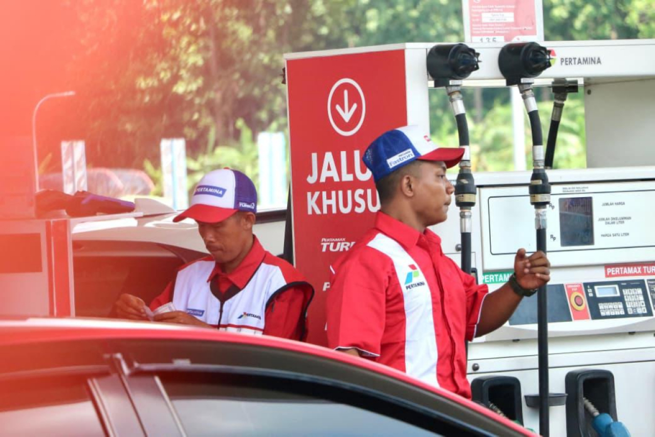 Ilustrasi. Petugas pelayanan di SPBU Pertamina. Foto : Pertamina